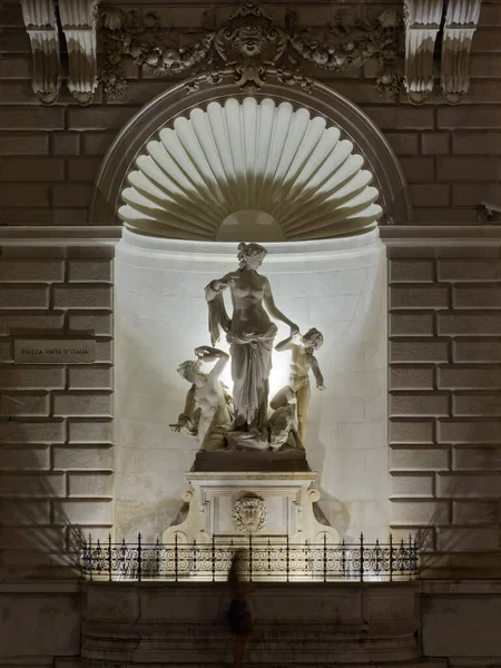 Estátua Mármore Tétis Noite Fachada Palácio Lloyd Trieste Itália — Fotografia de Stock