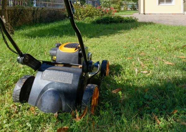 Bir Bahçesindeki Çim Biçme Makinesinin Yakın Plan Görüntüsü — Stok fotoğraf