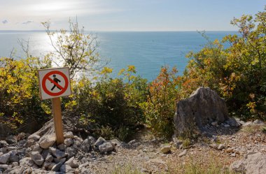 İtalya, Trieste yakınlarındaki Rilke panoramik doğa yolu boyunca yürümeyin.