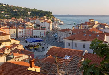 PIRAN, Slovenya - 09 Ağustos 2015: Tartini Meydanı ve şehir merkezinin panoramik manzarası, meydanın merkezinde bir konser için sahne.