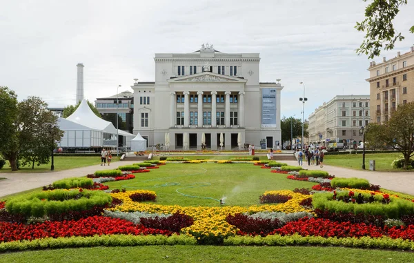 Riga Letônia Julho 2013 Ópera Nacional Letônia Belíssimo Canteiro Flores — Fotografia de Stock