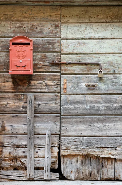 Röd Brevlåda Hängd Gammal Träytterdörr — Stockfoto