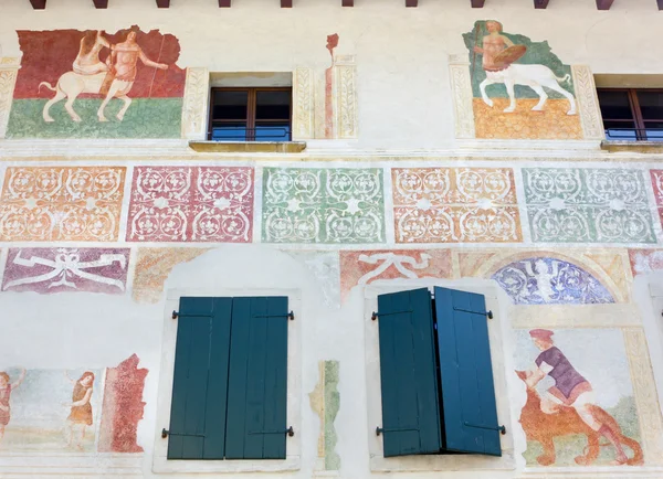 Freskenwand an historischem Gebäude in Spilimbergo — Stockfoto