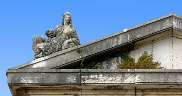 Vrouwelijke standbeeld over een fronton — Stockfoto