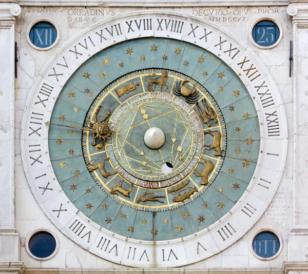 Horloge astronomique sur la Piazza dei Signori à Padoue — Photo