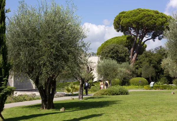 Middellandse-Zeegebied stadspark in de zomer — Stockfoto