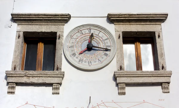 Old Stone Wall Calendar Clock in Pesariis — Stock Photo, Image