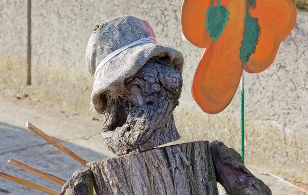 Marionnette faite avec des morceaux d'un tronc d'arbre — Photo