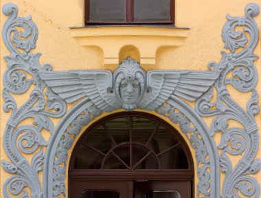 Bir Art Nouveau Palace Riga'da giriş üzerinden dekorasyon