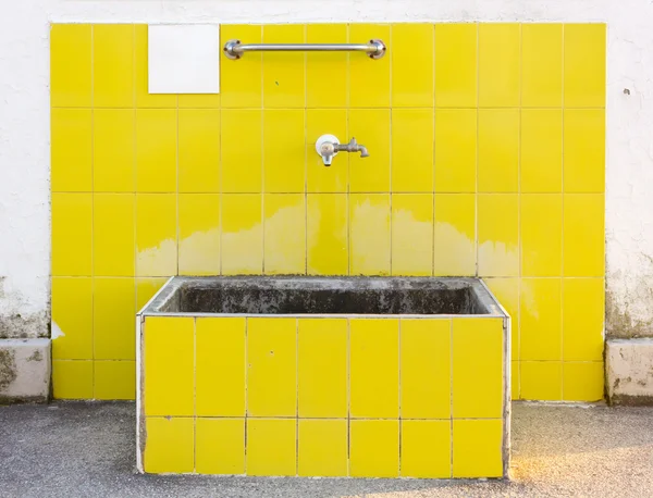 Lavabo giallo esterno — Foto Stock
