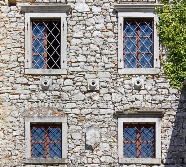 Starobylý hrad fasáda — Stock fotografie