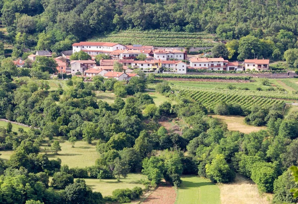 Kleines Dorf auf dem Karstplateau — Stockfoto