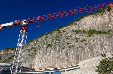 Kırmızı ve beyaz vinç