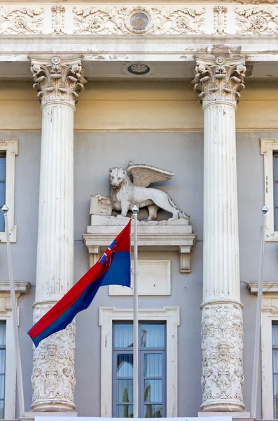 Lion aux ailes vénitiennes sur la façade de la mairie à Piran — Photo