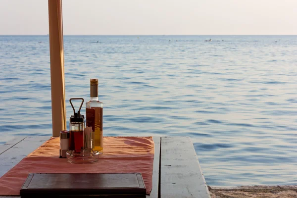 Apparecchiare la tavola di fronte al mare — Foto Stock