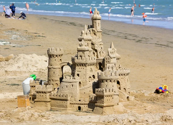 Castelo de areia na praia — Fotografia de Stock