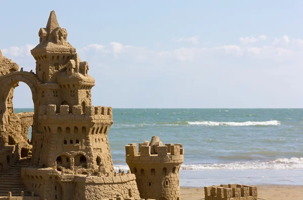 Castelo de areia na praia — Fotografia de Stock