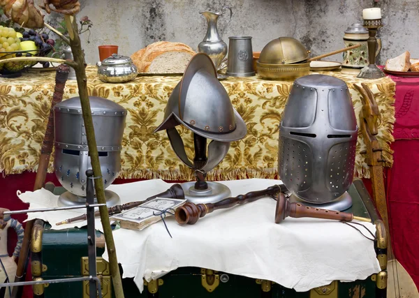 Caschi medievali e altri oggetti storici — Foto Stock