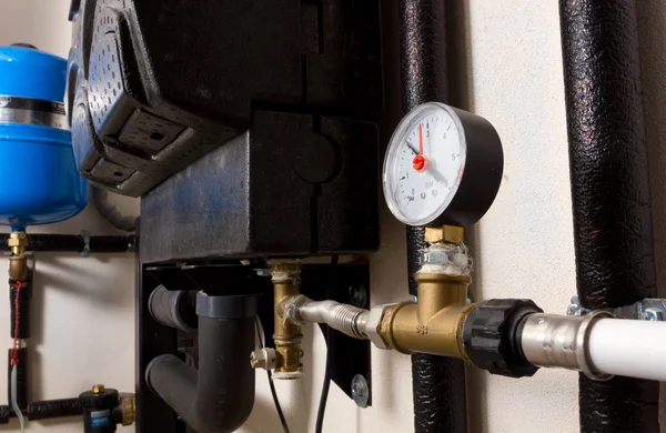 Medidor de pressão em uma sala de caldeiras — Fotografia de Stock