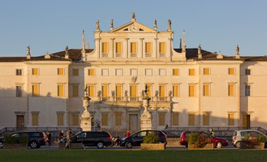 Villa Manin gün batımında