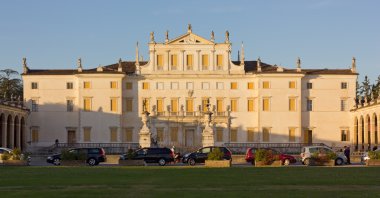 Villa Manin gün batımında