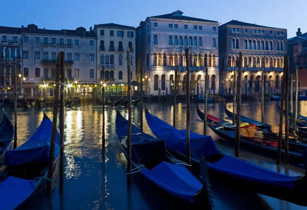 Gondoler i den blå time i Venedig - Stock-foto