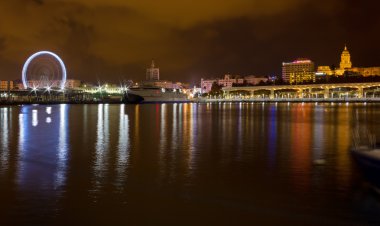 Waterfront Malaga gece görünümü