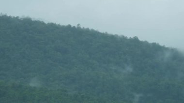 bulut hareket akşam dağ üzerinde