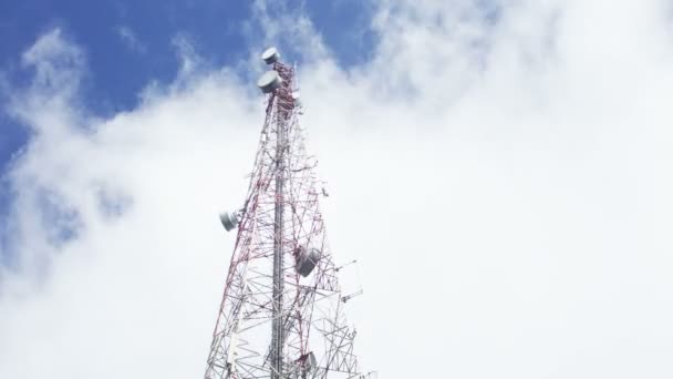 Movimiento de nubes sobre el polo de telecomunicaciones — Vídeo de stock