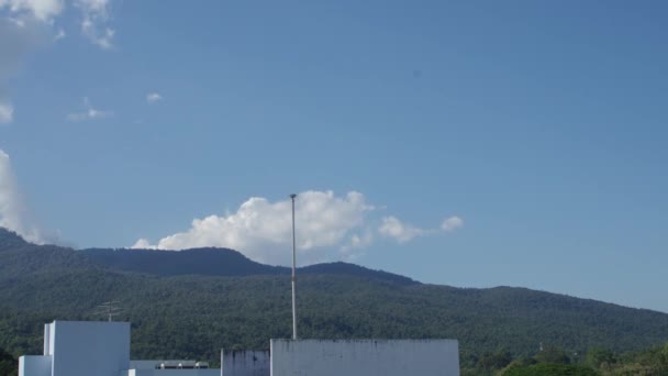 Movimento de nuvens sobre a cordilheira — Vídeo de Stock