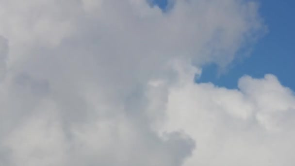 Movimiento de nubes bajo el cielo azul claro — Vídeos de Stock