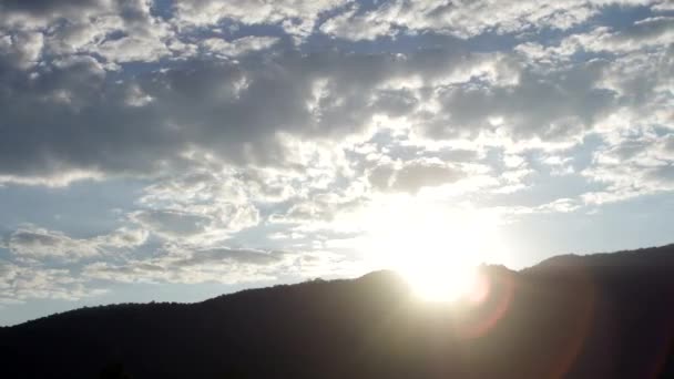 Wolken over de bergen in de avond en donker wordt — Stockvideo