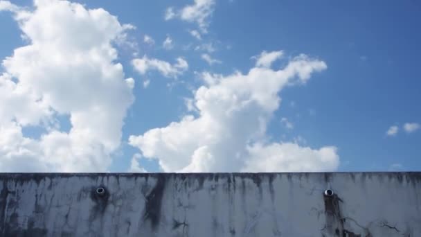 Nube moviéndose sobre la pared — Vídeo de stock