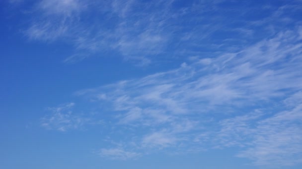 Движение облаков под ясным голубым небом — стоковое видео