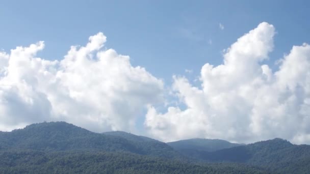 Movimento de nuvens sobre a cordilheira — Vídeo de Stock