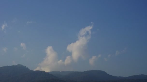 Felhő mozgását a hegységre az esti órákban — Stock videók