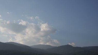 öğleden sonra dağ aralığında bulut hareketi