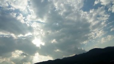 Dağın üzerinde bulut hareketi