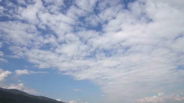 Movimiento de nubes sobre la montaña — Vídeo de stock