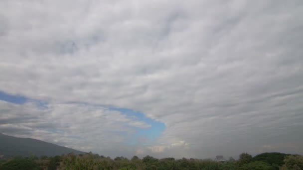 Beweging van de wolk over de berg in de avond — Stockvideo