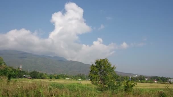 Wolkenbewegung über den landwirtschaftlichen Flächen — Stockvideo