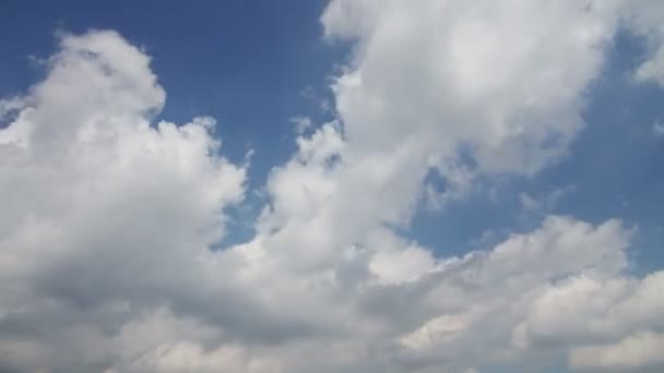 Movimiento de nubes bajo el cielo azul claro — Vídeo de stock