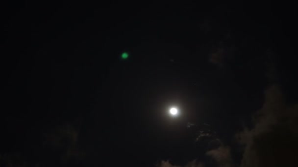 nuage et le mouvement de la lune dans la nuit 