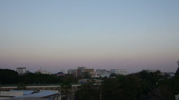 Cielo despejado y la ciudad se convierten en hora de la tarde, Chiang Mai, Tailandia — Vídeos de Stock