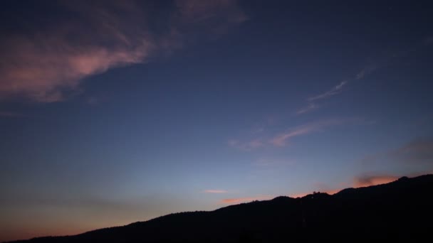 Nubes sobre las montañas por la noche y se oscurece — Vídeos de Stock