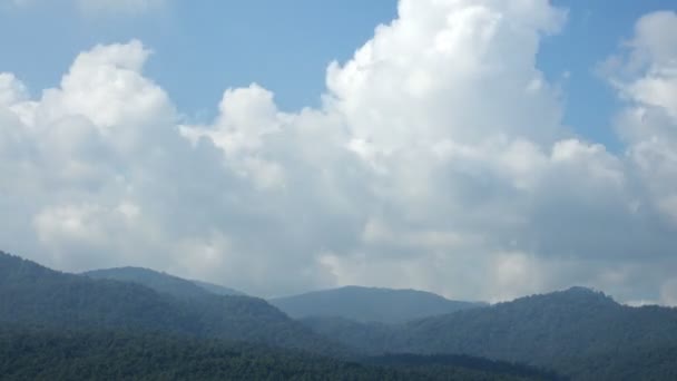 Movimiento de nubes sobre la cordillera — Vídeos de Stock