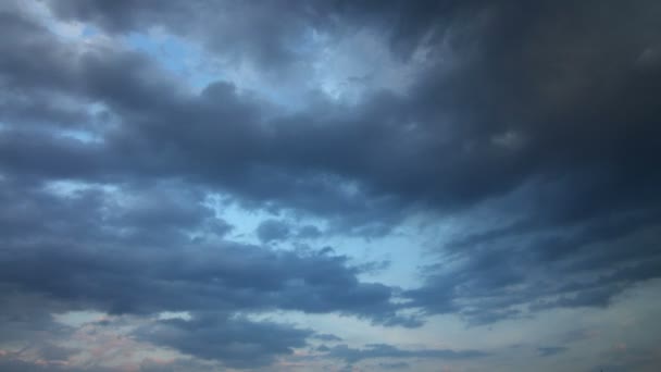 Movimiento de nubes en la noche y oscureciéndose — Vídeo de stock