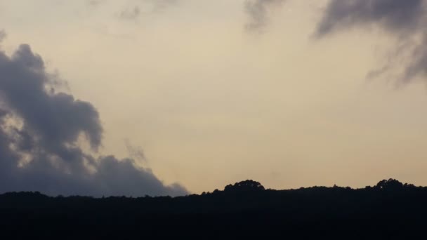 Ruch chmura nad pasmem górskim — Wideo stockowe