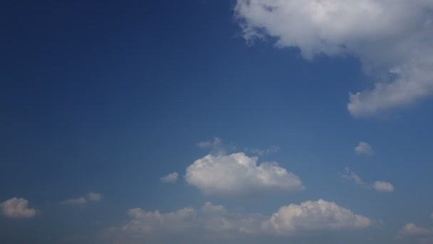 Movimiento de nubes bajo el cielo azul claro — Vídeo de stock