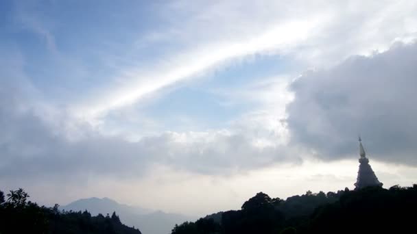 Movimiento de nubes sobre la pagoda — Vídeo de stock